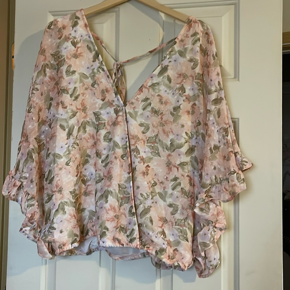 Super cute floral blouse!